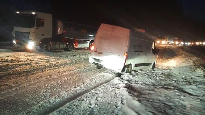 Sněžení komplikuje dopravu v Karlovarském kraji, policie hlásí desítky nehod